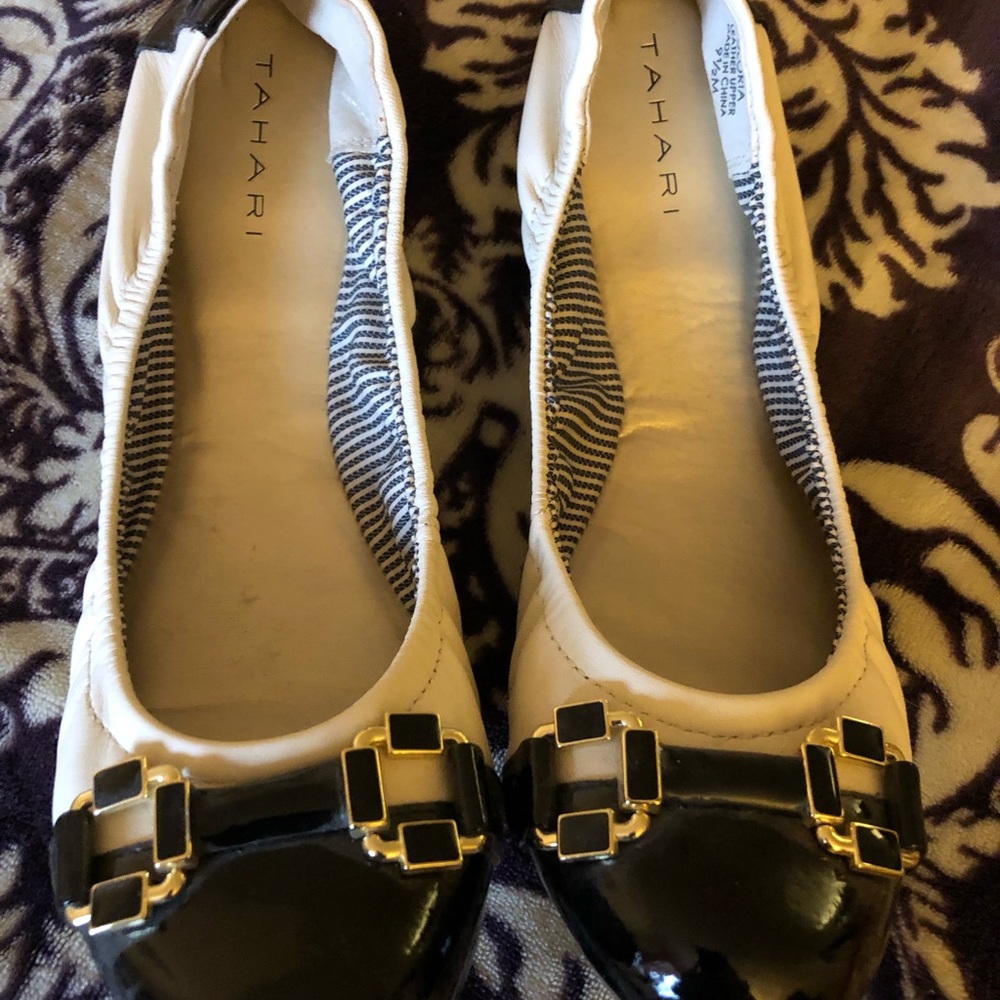 Tahari Gloria Flat 9.5